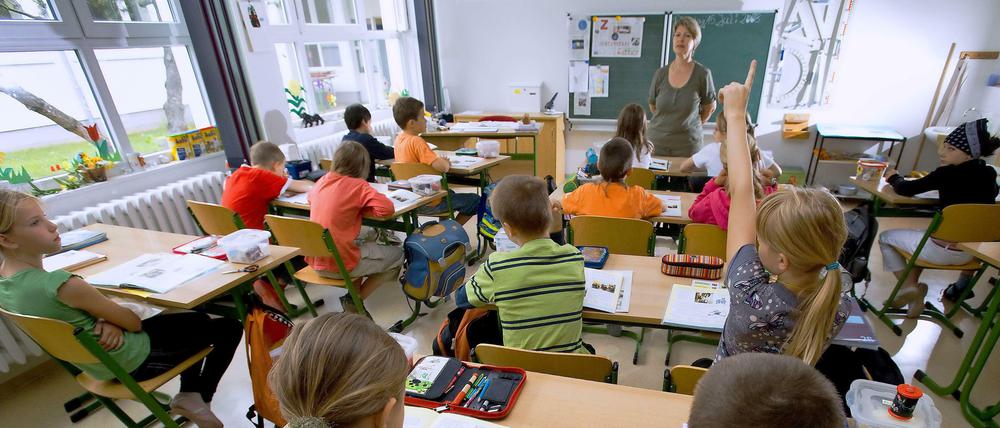 Gib mir eine Aufgabe: Was für deutsche Kinder normal oder lästig ist, danach sehnen sich Flüchtlingskinder: Schulalltag.
