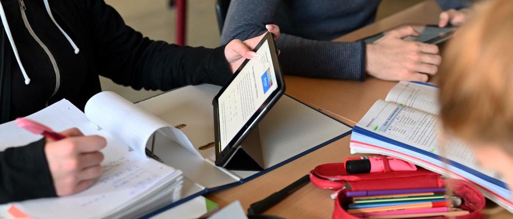 Schüler einer zehnten Klasse arbeiten in einer Unterrichtsstunde mit Tablets.