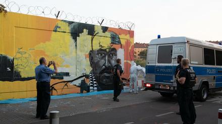 Handwerker übermalen das Wandbild des ermordeten Intensivtäters Nidal R. am Tempelhofer Feld. 