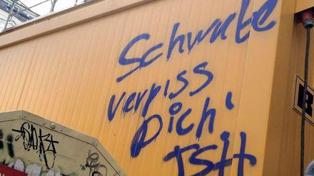 Der Regierende Bürgermeister Klaus Wowereit (SPD) und Innensenator Frank Henkel (CDU) haben die neuesten Hassparolen gegen schwäbische Mitbewohner und Gewerbetreibende in Prenzlauer Berg am Samstagabend scharf kritisiert.