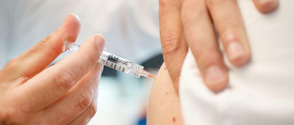 Die Regierungsfraktionen im Abgeordnetenhaus fordern eine Freigabe der Impf-Lizenz.