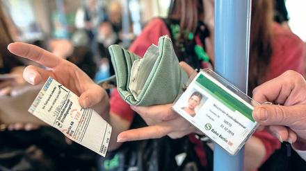 So soll es sein: Eine Kontrolleurin der S-Bahn zeigt ihren Dienstausweis und bekommt dafür den gültigen Fahrausweis gezeigt. 