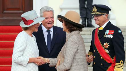 König Carl Gustaf und Königin Silvia von Schweden wurden am Vormittag von Bundespräsident Joachim Gauck und seiner Lebensgefährtin Daniela Schadt vor Schloss Bellevue empfangen.