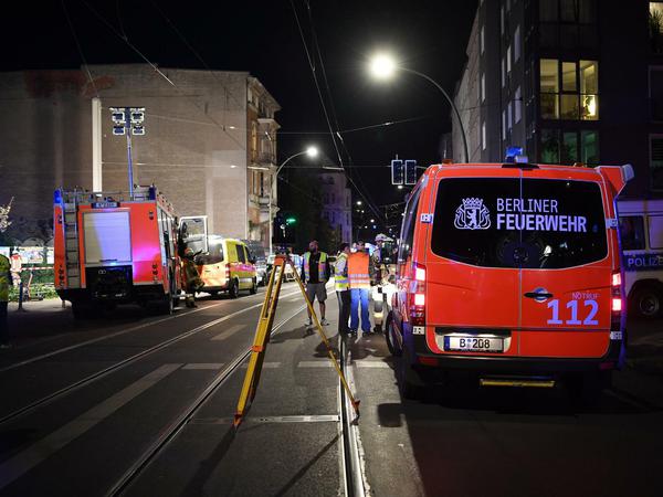 Der Unfallort in der Invalidenstraße in Berlin-Mitte – im Hintergrund links die Fläche, auf der der Geländewagen zum Stehen kam.
