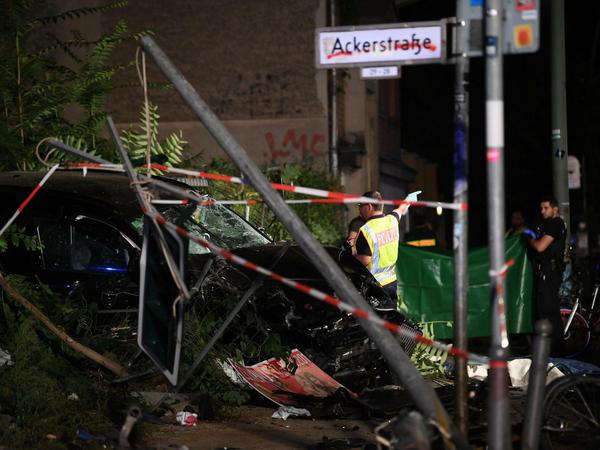 Spuren der Zerstörung: Das Auto fuhr an der Ecke Invalidenstraße und Ackerstraße auf einen Gehweg und tötete vier Menschen.