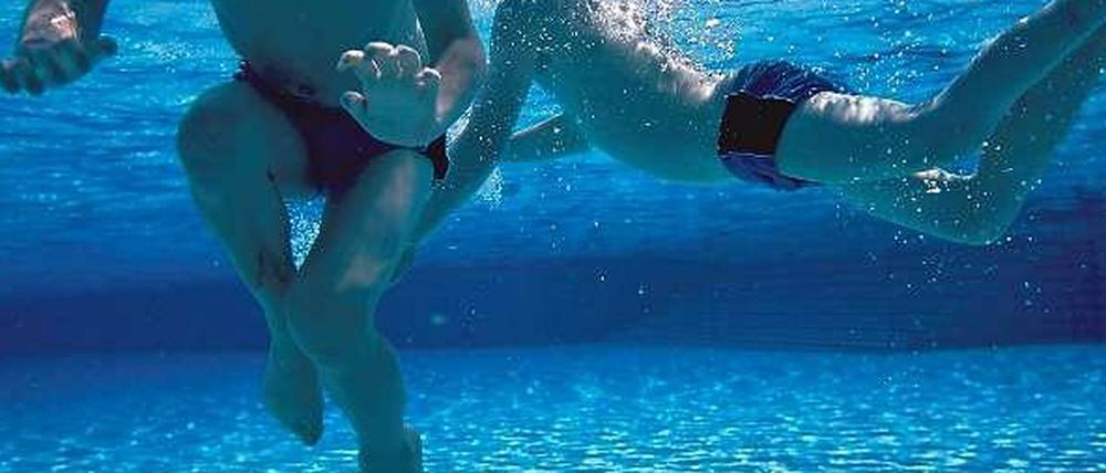 Zwei Jungen im Schwimmbad
