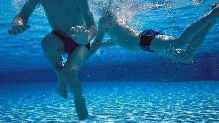 Zwei Jungen im Schwimmbad