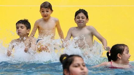 Wasserspaß für Anfänger: Im Kombibad in Gropiusstadt startet ein Pilotprojekt für Wasserratten, damit Neuköllner Grundschüler endlich schwimmen lernen.