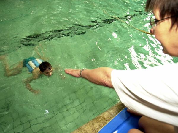 Ein Junge beim Schwimmunterricht.