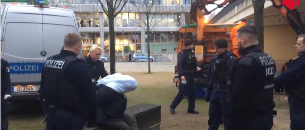 Ein Video des Einsatzes gegen eine obdachlose Frau in Berlin-Mitte wurde viel diskutiert.