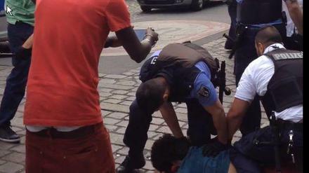 Nun ist ein zweites Video des umstrittenen Polizeieinsatzes aufgetaucht. 