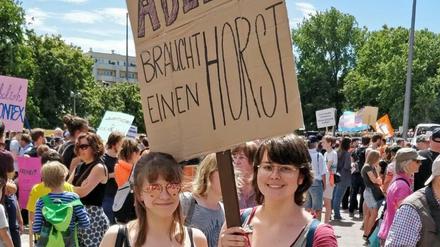 Tausende Menschen demonstrieren in Berlin gegen die Asylpolitik der EU und Innenminister Horst Seehofer. 
