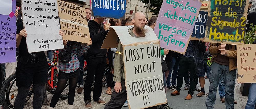 "Horst du die Signale". Teilnehmer der Anti-Seehofer-Demonstration am Montagabend. 