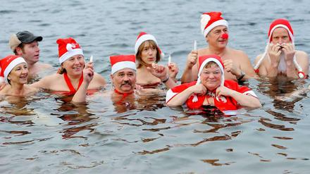 Weihnachten im Freibad? Die "Seehunde" vom Orankesee wissen, wie man so was zelebriert.