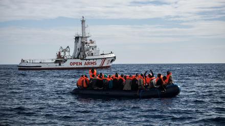Übers Mittelmeer flüchten tausende Menschen und landen in den Lagern auf den griechischen Inseln, die bereits überfüllt sind. 