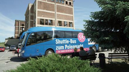 Der blaue «Shuttle-Bus zum Polenmarkt» steht an der Haltestelle auf dem Polenmarkt.