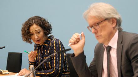 Berlins Wirtschaftssenatorin Ramona Pop (Bündnis90/Grüne) und Finanzsenator Matthias Kollatz (SPD) auf einer Senatspressekonferenz im Jahr 2020.