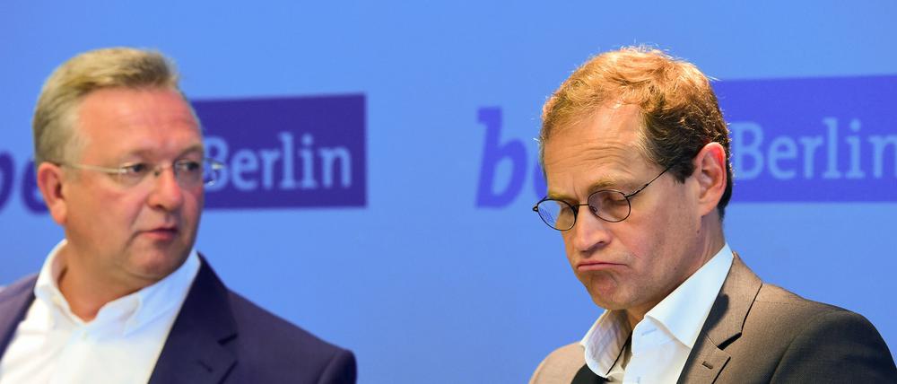 Liest sich doch eigentlich ganz gut Berlins Regierender Bürgermeister Michael Müller (r, SPD) studiert den Haushaltsentwurf. Neben ihm sitzt Innensenator Frank Henkel (CDU).