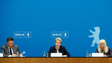 Andreas Geisel, Franziska Giffey und Iris Spranger in der Pressekonferenz nach der Sitzung des Berliner Senat im Roten Rathaus