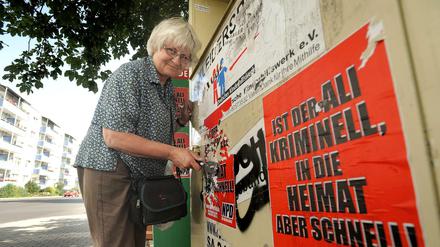 Irmela Mensah-Schramm aus Zehlendorf entfernt seit 30 Jahren Nazi-Schmierereien. Hier in Berlin Schöneweide.
