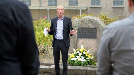 Hubertus Knabe, Ex-Direktor der Stasiopfer-Gedenkstätte Berlin-Hohenschönhausen, gedenkt 2016 mit einer Kranzniederlegung an die Opfer von Stalinismus und Nationalsozialismus.