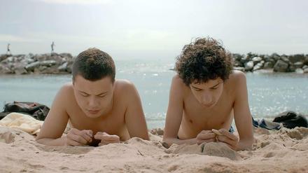 Edoardo (Matteo Creatini, rechts), hat ein Problem: Seine Vorhaut ist zu eng. In „Short Skin“ gelingt es Regisseur Duccio Chiarini, das Thema Sexualität so ernsthaft zu behandeln, dass es nie peinlich wird. Links im Bild: Nicola Nocchi.
