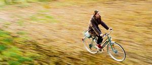 Nasses Laub auf den Wegen kann das Radfahren im Herbst zur Rutschpartie machen. Fahrradfahrer sollten daher im Zweifel auf die Straße ausweichen. 