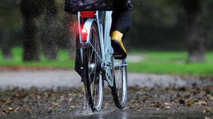 Mit Regenschutz und Beleuchtung durch die nasskalte Jahreszeit: Radler sollten ihren Drahtesel rechtzeitig fit für den Herbst machen. 
