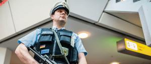 Ein bewaffneter Polizist am Mittwoch am Flughafen Tegel. Nach den Terroranschlägen von Paris wurden die Sicherheitsvorkehrungen auf öffentlichen Plätzen und in bestimmten öffentlichen Gebäuden verstärkt.