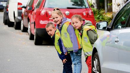 Kinder lernen von klein auf im Straßenverkehr vorsichtig zu sein.