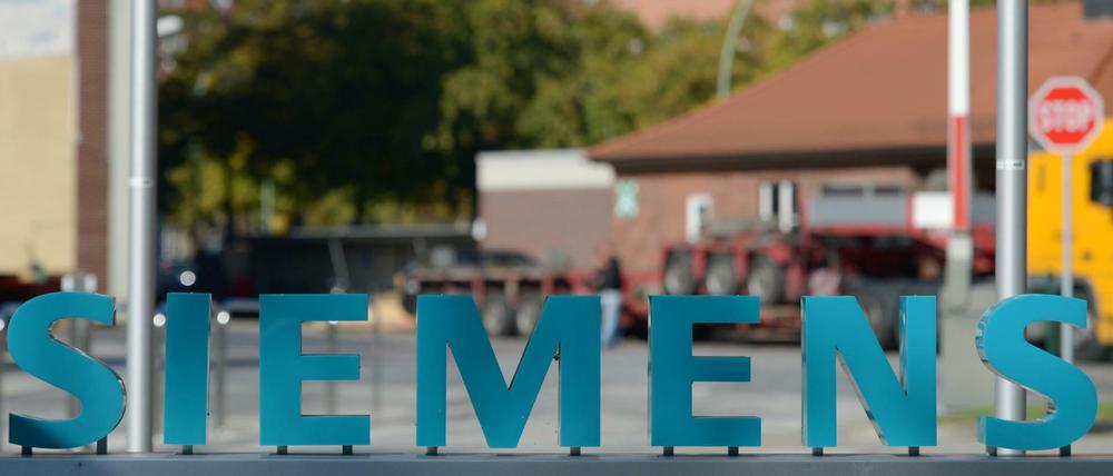 Siemens-Schriftzug an einer Werkseinfahrt in Berlin 