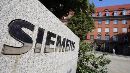 Schriftzug an der Hauptverwaltung von Siemens am Siemensdamm im Bezirk Spandau.