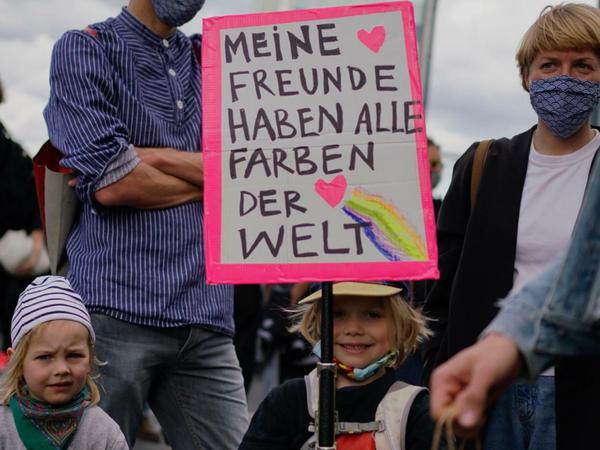Eine Familie demonstriert gegen Rassismus bei der "Silent Demo" in Berlin.