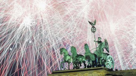 Mit einem Feuerwerk wird in Berlin das neue Jahr am Brandenburger Tor begrüßt