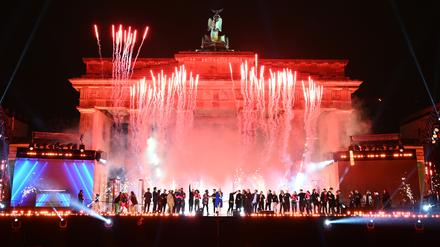 In den vergangenen beiden Jahren waren die großen Feiern am Brandenburger Tor mit Zehntausenden Besuchern wegen Corona ausgefallen.