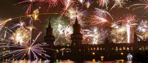 Ein Feuerwerk entlädt sich über der Oberbaumbrücke während der Neujahrsfeier.