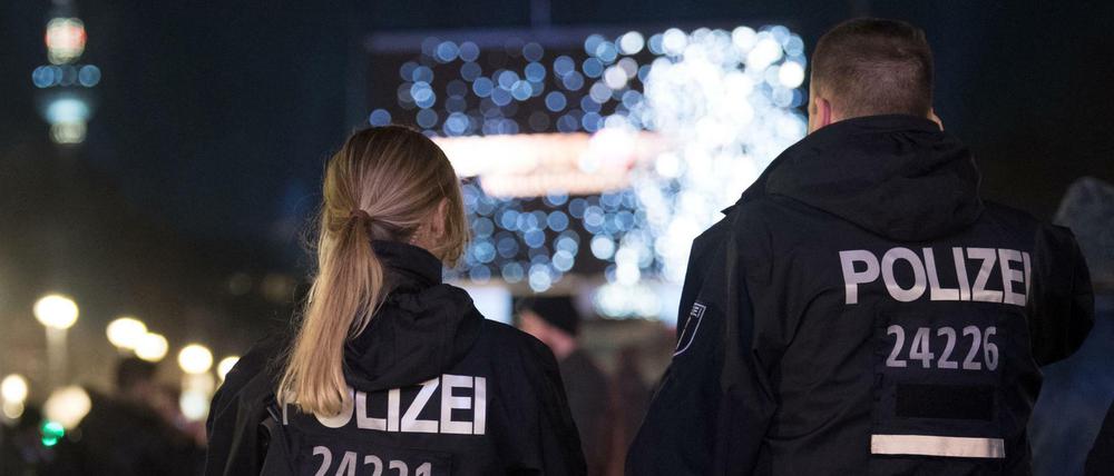 Polizisten beobachten Deutschlands größte Silvesterparty am Brandenburger Tor.