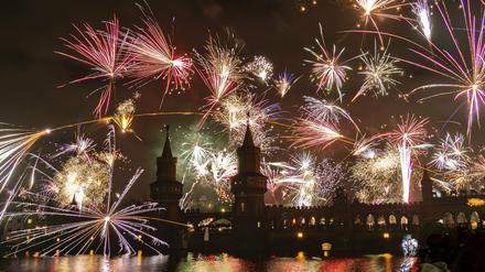 Ein Feuerwerk entlädt sich über der Oberbaumbrücke während der Neujahrsfeier 2020. 