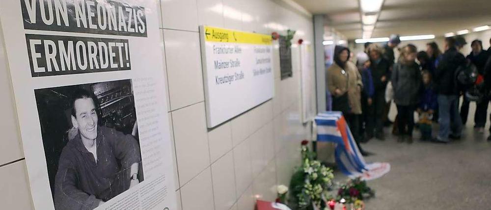 Im Zugang zum U-Bahnhof Samariterstrasse in Friedrichshain gedenken Menschen am Freitag des an gleicher Stelle im Jahr 1992 von einem Neonazi erstochenen Antifaschisten Silvio Meier.