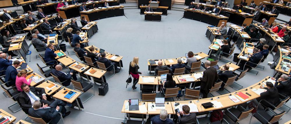 Abgeordnete nehmen an der 39. Plenarsitzung des Berliner Abgeordnetenhauses teil.