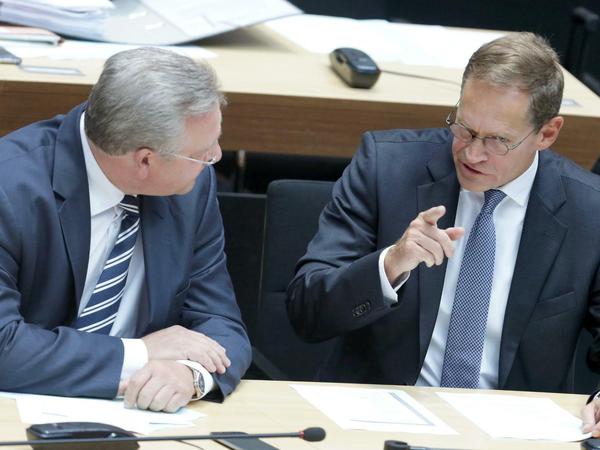 Innensenator Frank Henkel (CDU, l) und Berlins Regierender Bürgermeister Michael Müller (SPD) nehmen an einer Sitzung des Abgeordnetenhauses am 10.09.2015 in Berlin teil. 
