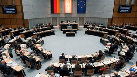 Im Abgeordnetenhaus wurde heute zum Tempelhofer-Feld und Flüchtlingen debattiert. Auf dem Bild spricht der Regierende Bürgermeister von Berlin, Michel Müller (SPD) am 12.11.2015 