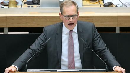 Michael Müller (SPD) spricht sich im Abgeordnetenhaus für den Mietendeckel aus. Beim Thema Enteignungen bleibt er zurückhaltend.