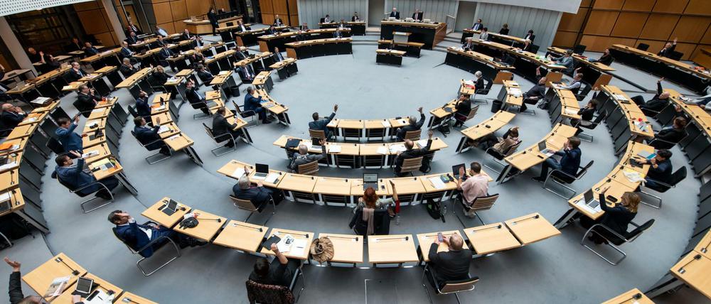 Bei der Plenarsitzung im Berliner Abgeordnetenhaus sitzen die Abgeordneten in der Coronakrise in weitem Abstand zueinander.