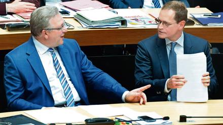 Berlins Innensenator Frank Henkel (l, CDU) und der Regierende Bürgermeister Michael Müller (SPD) auf der letzten Sitzung des Berliner Abgeordnetenhauses vor der Sommerpause. 