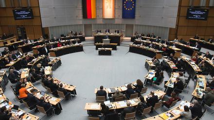 Voll besetzt ist am 16.11.2017 in Berlin der Sitzungssaal bei der Sitzung des Abgeordnetenhauses.