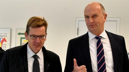 Brandenburgs Ministerpräsident Dietmar Woidke (SPD) mit Flughafenchef Karsten Mühlenfeld (l). 