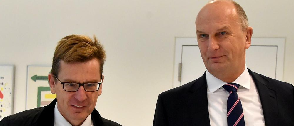 Brandenburgs Ministerpräsident Dietmar Woidke (SPD) mit Flughafenchef Karsten Mühlenfeld (l). 