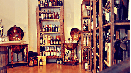 Gebeiztes Mahagoni, Globen, mehr als 600 Rumsorten: Im Rum-Depot hat sich Dirk Becker ein karibisches Refugium errichtet.