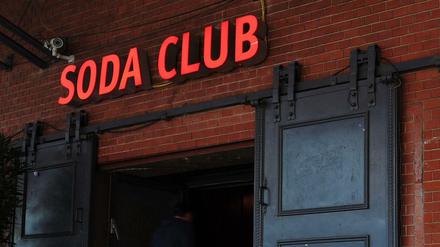 Kündet verheißungsvoll von alten Zeiten: Das Eingangsschild zum Soda Club.